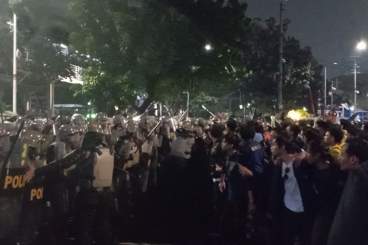 Dari Aspirasi ke Aksi: Demonstrasi BEM SI Memanas di Monas