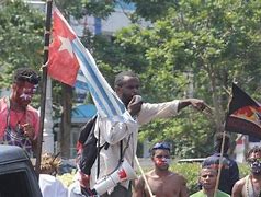 ‘’Asrama Mahasiswa Papua di Makassar Dikelilingi oleh Massa setelah Kontroversi Bendera OPM’’