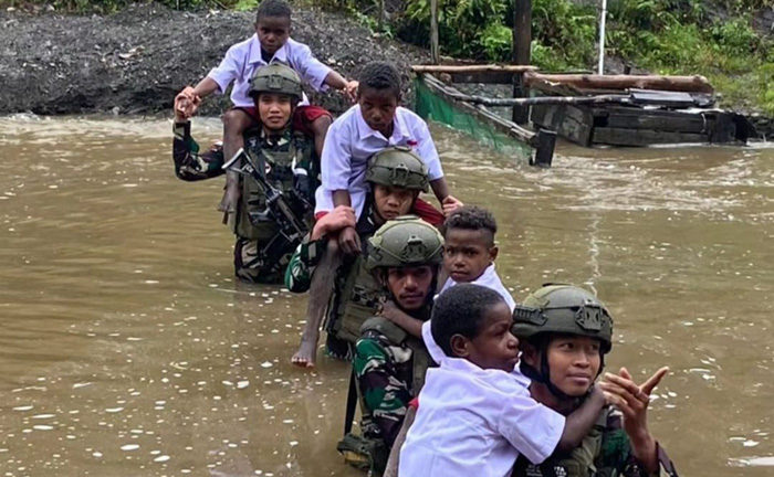 Potret Haru di Hari Anak Nasional, Prajurit TNI Gendong Siswa Sekolah Sebrangi Sungai