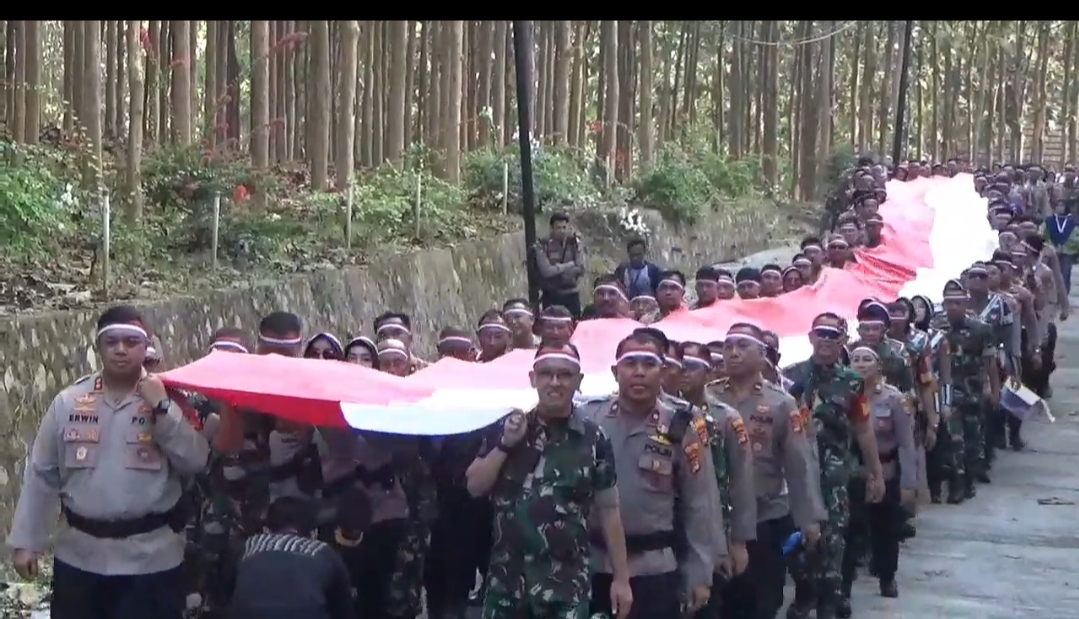 Sambut HUT Ke-79 RI, TNI-Polri di Bandarlampung Gelar Kirab Bendera Merah Putih Sepanjang 79 Meter