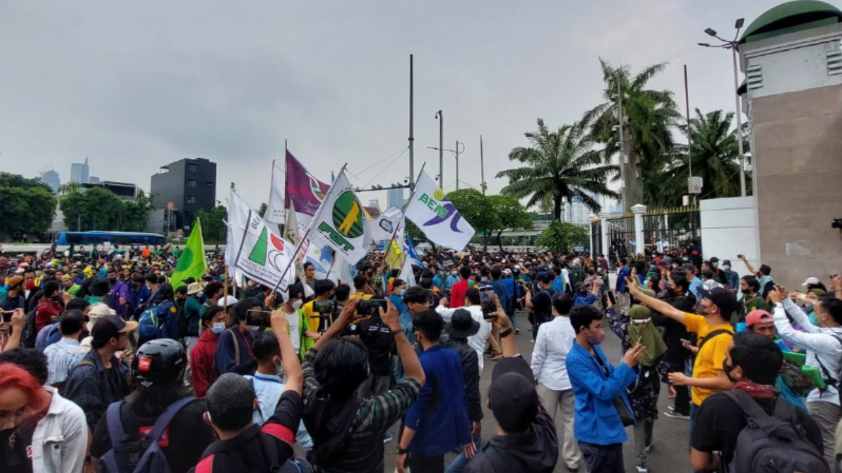 Gelombang Massa Membesar: Mahasiswa Ambil Alih Aksi di Depan DPR RI