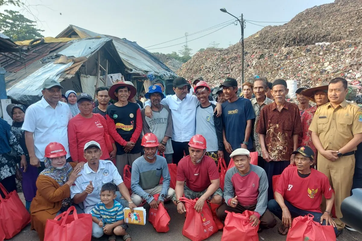 Kemensos Bantu Urus Administrasi 2.055 Pemulung di Bantargebang