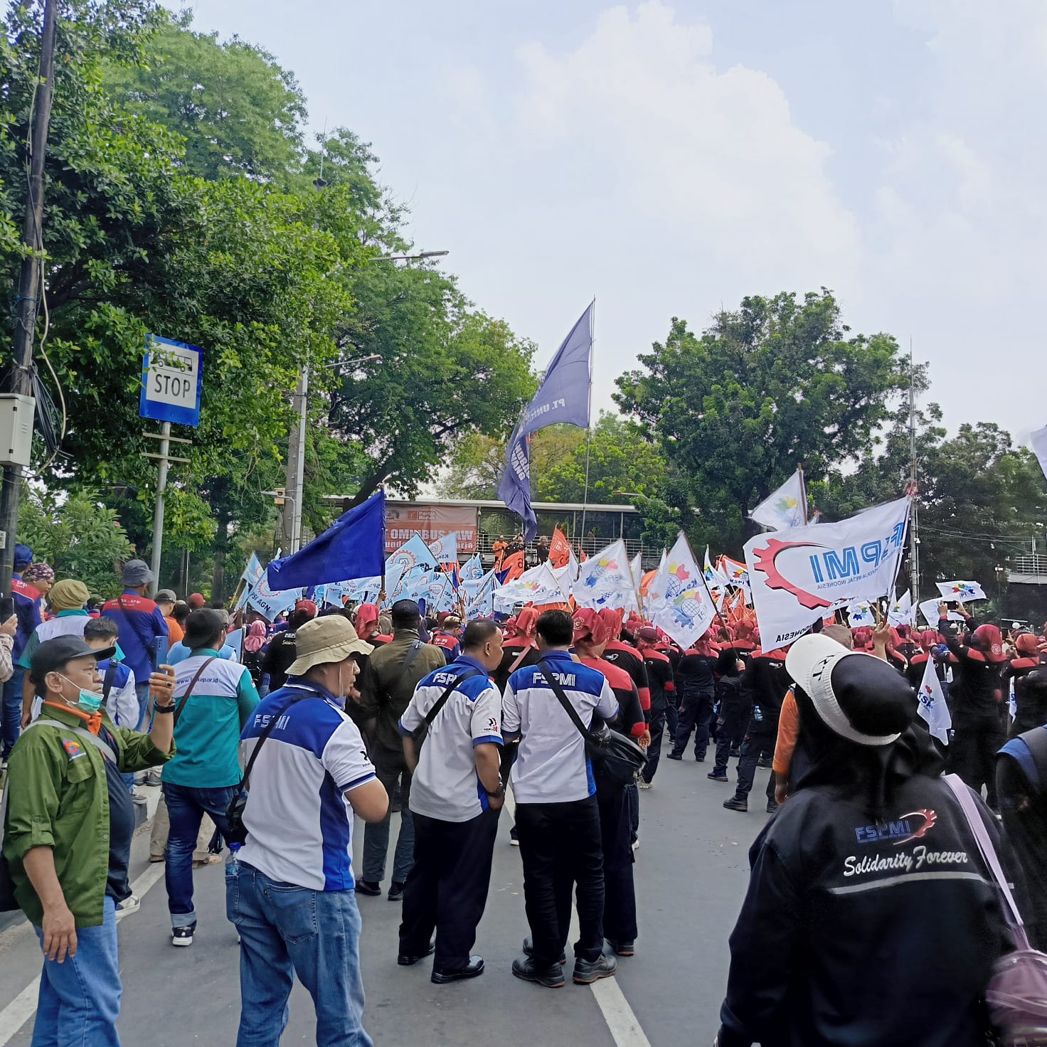 Ribuan Buruh Gelar Aksi Kawal Putusan MK Terkait Pencabutan UU Cipta Kerja