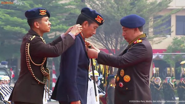 Presiden Jokowi Terima Penghargaan dari Kapolri: Medali ‘Loka Praja Samrakshana’ dan Gelar Warga Kehormatan