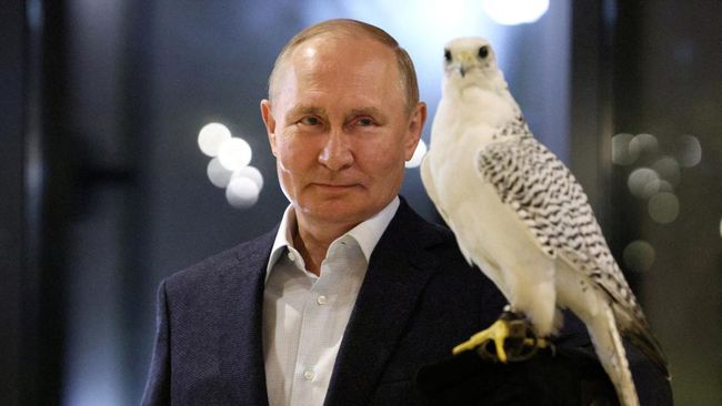 “Hadiah”  Ulang Tahun Putin: Peretasan Hingga Serangan Drone dari Ukraina