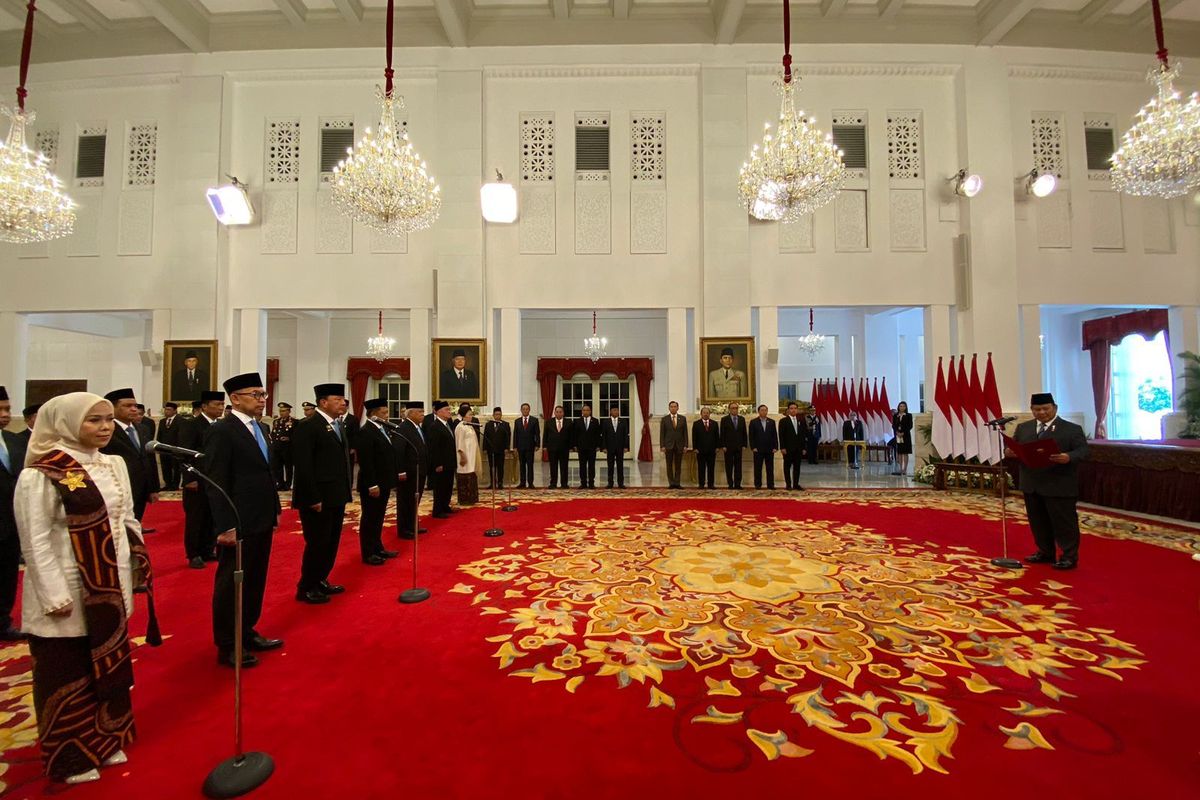 Presiden Lantik Pejabat Komisioner KPU, DEN, Kompolnas hingga Kepala Otorita IKN