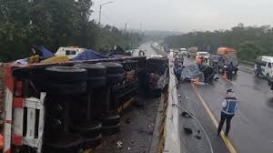 Truk Tidak Seharusnya Berada di Lajur Kanan Jalan Tol