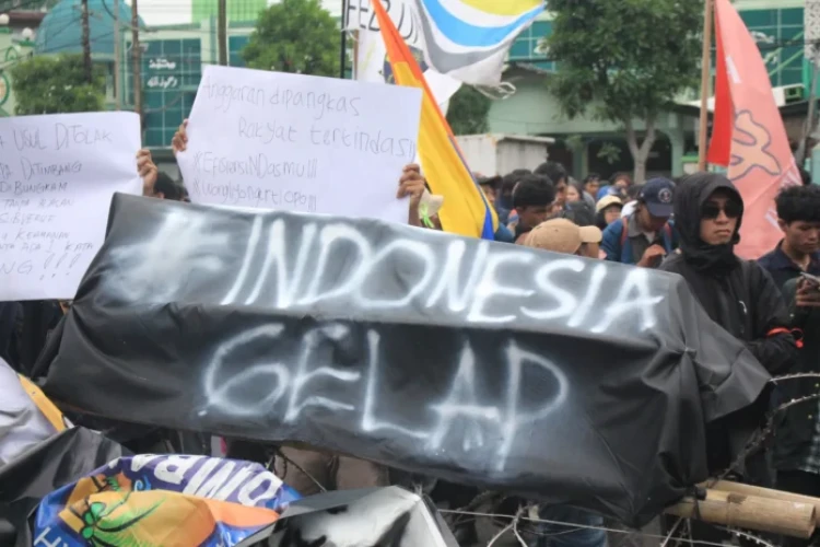Mensesneg Prasetyo Hadi Temui Massa ‘Indonesia Gelap’ di Patung Kuda