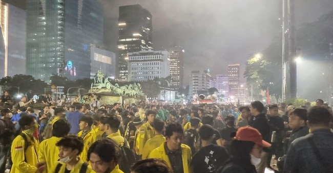 Mahasiswa Gelar Aksi ‘Indonesia Gelap’ Tolak Revisi UU TNI, Polri, dan Kejaksaan serta Pemotongan Anggaran Pendidikan