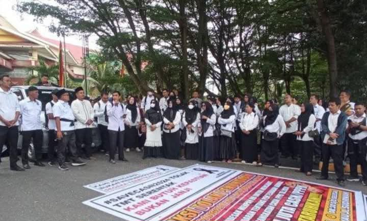 Aksi Unjuk Rasa Tolak Penundaan Pengangkatan CASN dan PPPK Digelar di Berbagai Daerah