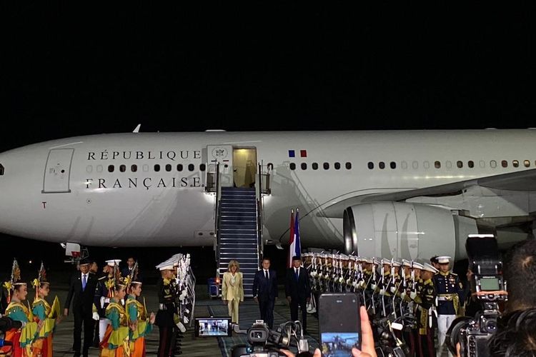Presiden Prancis Emmanuel Macron Tiba di Indonesia untuk Kunjungan Kenegaraan