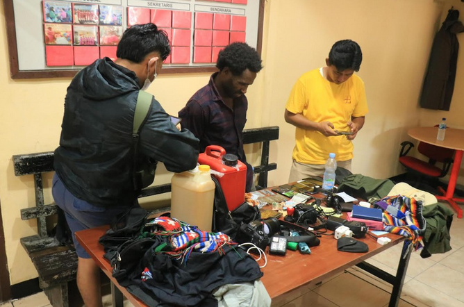 Satgas Damai Cartenz Tangkap 2 Penyelundup Amunisi Ilegal ke KKB Papua