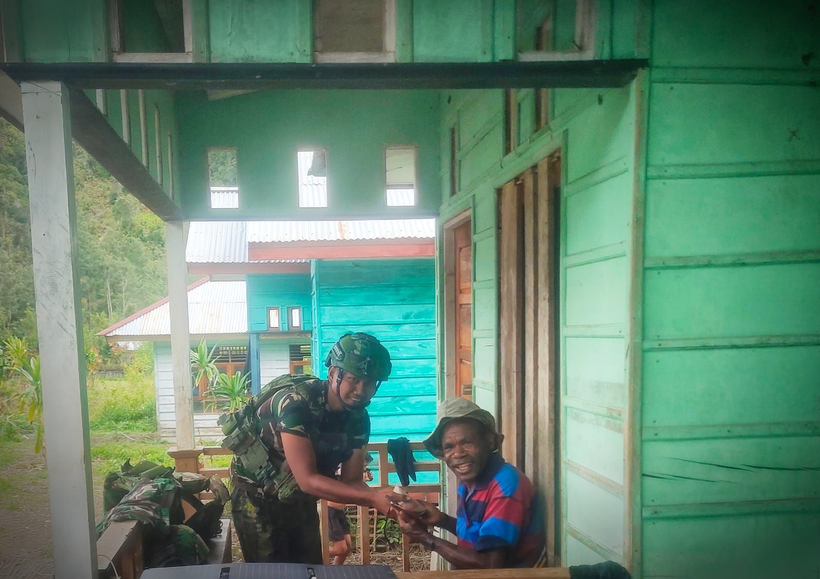 TNI bagika makanan