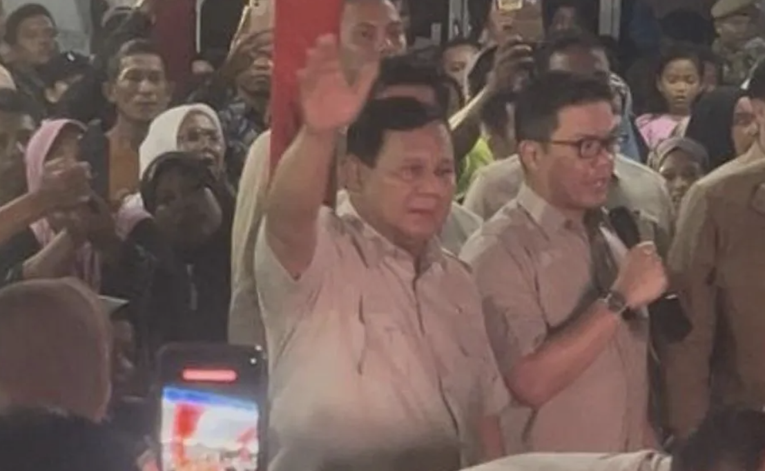 Momen Tahun Baru, Prabowo Bernyanyi Bersama Pengungsi di Tapanuli Selatan