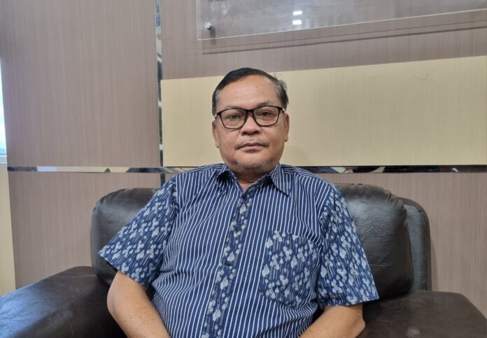 Dampak Bencana, DKP Aceh Usulkan Rp3 Triliun untuk Pemulihan Sektor Kelautan dan PerikananDampak bencana banjir dan longsor di Aceh turut menghantam sektor kelautan dan perikanan. Dinas Kelautan dan Perikanan (DKP) Aceh mencatat puluhan ribu hektare tambak hingga ribuan kapal dan alat tangkap nelayan terdampak. Pelaksana Tugas (Plt) Kepala DKP Aceh, Kariamansyah, menyebut total tambak rakyat yang rusak mencapai 30.487 hektare. Selain itu, 513 hektare kolam ikan dan 1.075 petak keramba jaring apung ikut terdampak. Di sektor perikanan tangkap, sebanyak 3.880 kapal penangkapan ikan dilaporkan rusak. Tak hanya itu, 17.919 unit alat tangkap dan 2.624 mesin kapal juga terdampak. Beberapa daerah dengan tingkat kerusakan signifikan antara lain Aceh Utara, Aceh Timur, dan Bireuen. Di Langsa, jumlah alat tangkap yang rusak tercatat paling tinggi, mencapai 14.880 unit. “Data kerusakan sudah kami kumpulkan dan sinkronkan dalam dokumen rehabilitasi dan rekonstruksi pemerintah. Saat ini sedang dalam tahap pembahasan skema pendanaan dan kami menunggu tindak lanjut dari pemerintah pusat,” kata Kariamansyah saat ditemui Waspadaaceh.com di Kantor DKP Aceh, Jumat (20/2/2026). DKP Aceh mengusulkan anggaran rehabilitasi sekitar Rp3 triliun. Program pemulihan diproyeksikan berlangsung selama tiga hingga empat tahun, mengingat skala kerusakan yang luas. Prioritas pemulihan mencakup perbaikan tambak rakyat, bantuan kapal dan alat tangkap nelayan kecil, serta pengerukan muara dan pelabuhan yang mengalami pendangkalan akibat sedimentasi. Saat ini, sebagian nelayan belum bisa melaut karena kapal rusak, mesin tidak berfungsi, dan akses muara yang dangkal. Sejumlah bantuan seperti mesin kapal (bulb boat) sebelumnya sudah disalurkan, namun jumlahnya masih terbatas. “Kami memahami kondisi nelayan saat ini sangat berat. Kami berharap nelayan tetap bersabar dan saling menguatkan. Pemerintah sedang mengupayakan percepatan bantuan agar mereka bisa kembali melaut secara bertahap,” ujarnya. Ia menegaskan pemulihan sektor perikanan menjadi prioritas karena menyangkut ekonomi pesisir dan mata pencaharian ribuan keluarga di Aceh. Pemerintah daerah, kata dia, terus berkoordinasi dengan pemerintah pusat agar dukungan anggaran segera terealisasi dan aktivitas perikanan kembali pulih. (*)