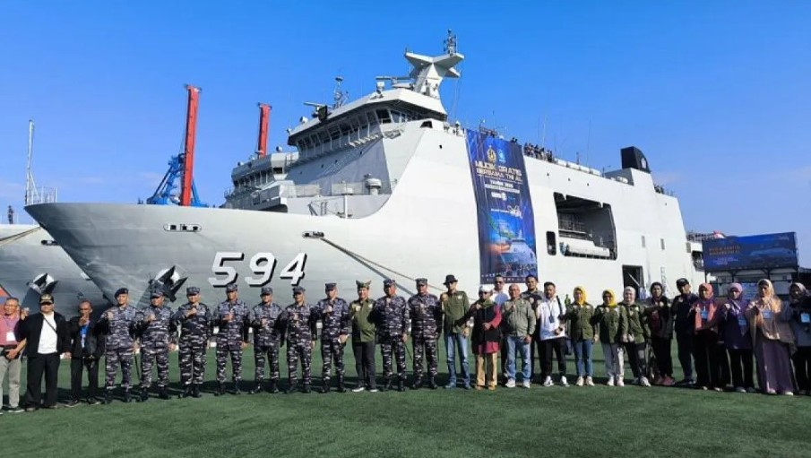 TNI AL Berangkatkan 1.200 Pemudik ke Bangka Belitung dengan KRI Semarang