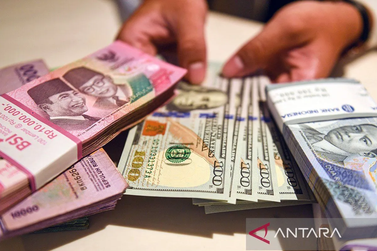 Rupiah Senin melemah terseret lonjakan harga minyak dunia