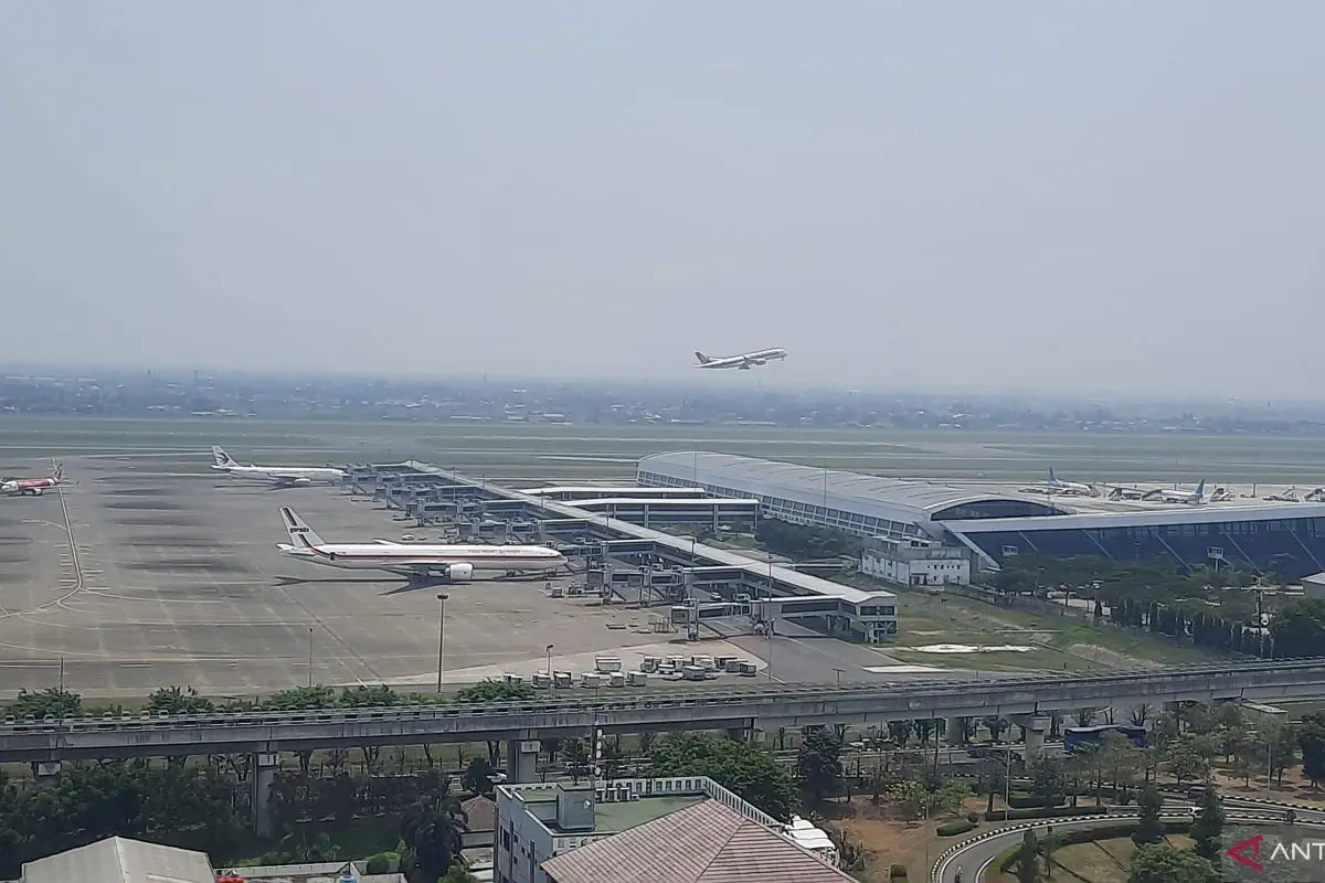 Bandara Soetta Alihkan Belasan Penerbangan Akibat Cuaca Ekstrem