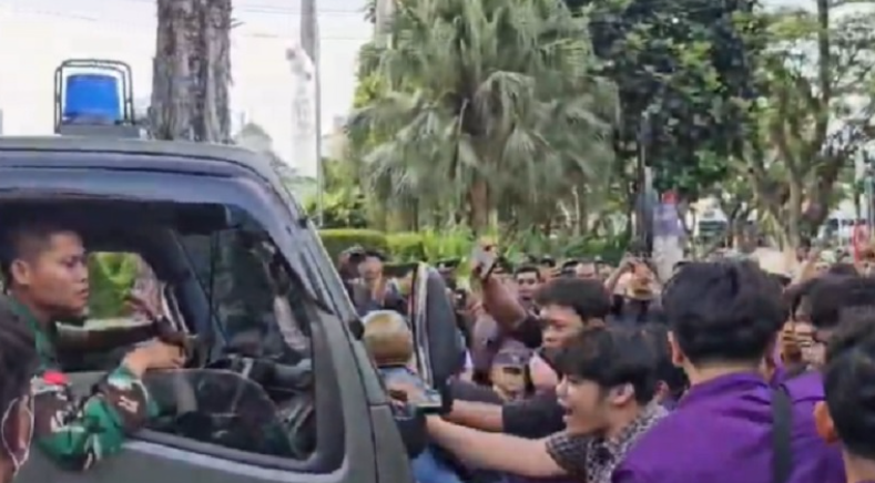 Demo Mahasiswa di Lapangan Merdeka Medan Ricuh, Massa Sandera Truk TNI