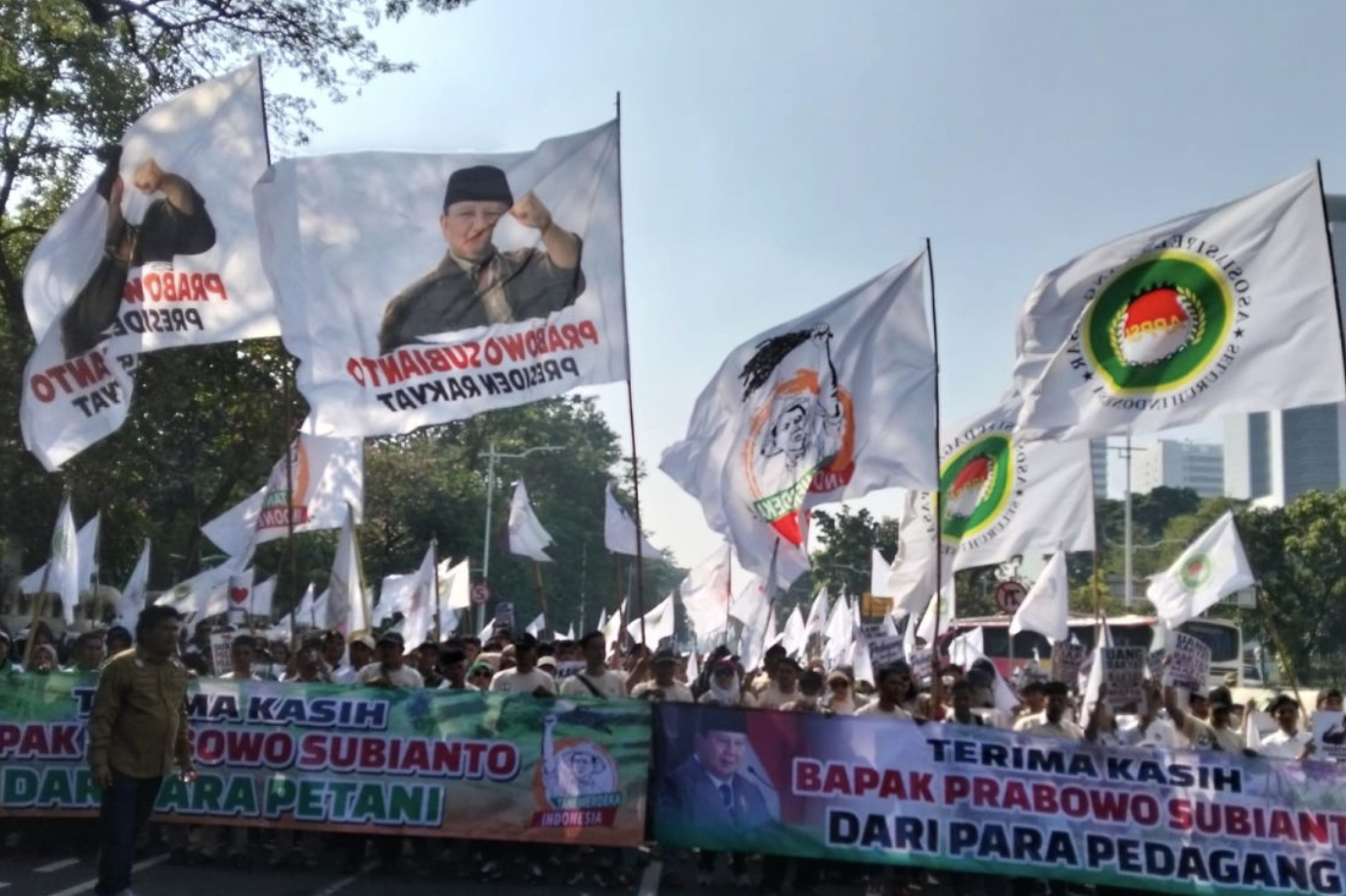 Aksi Damai di Patung Kuda, Ribuan Warga Apresiasi Kebijakan Pro Rakyat Presiden Prabowo