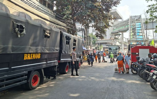 TNI-Polri Perketat Pengamanan Menteng, Situasi Berangsur Kondusif Pasca Bentrokan