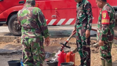 TNI Salurkan Bantuan Air Bersih untuk Warga Kampung Ramsai Way Kanan