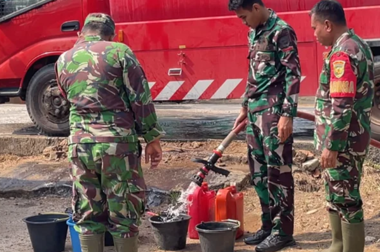 TNI Salurkan Bantuan Air Bersih untuk Warga Kampung Ramsai Way Kanan