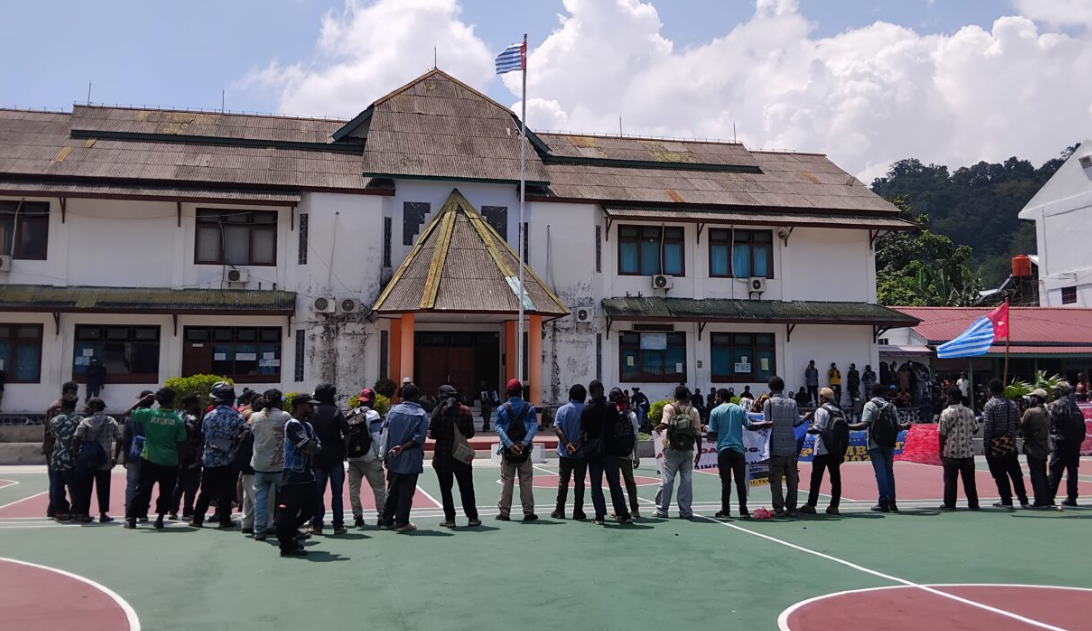 Bintang Kejora Berkibar di USTJ, Rektor Tegaskan Pelaku Bukan Sivitas Akademika