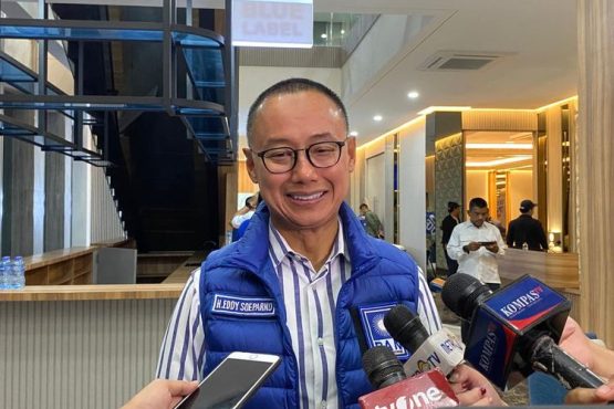 Sekretaris Jenderal Partai Amanat Nasional (PAN) Eddy Soeparno di kantor DPP PAN, Pasar Minggu, Jakarta Selatan, Kamis (13/4/2023). (KOMPAS.com/Fika Nurul Ulya)