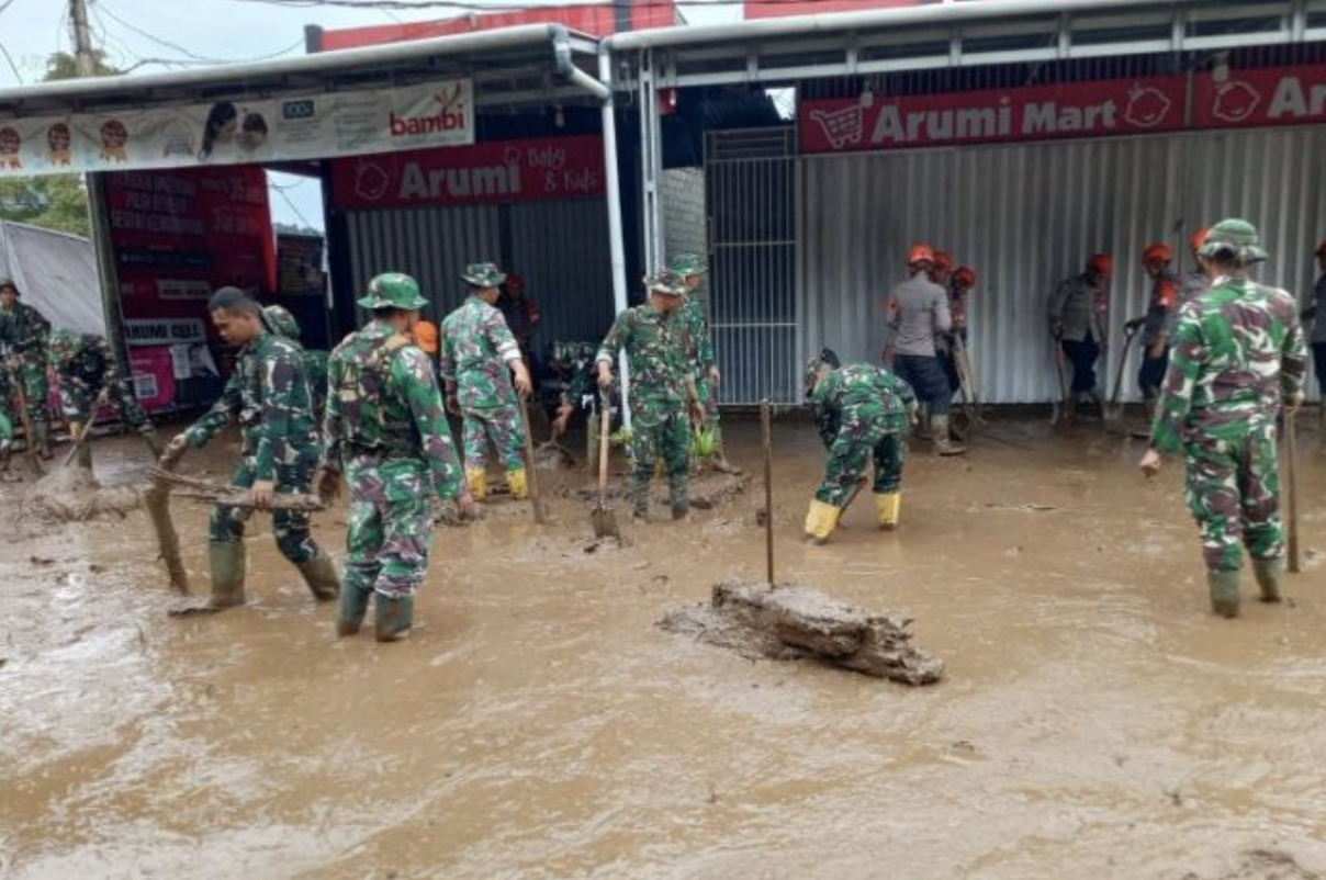 TNI Kerahkan 120 Personel Tangani Banjir Bandang dan Longsor di Solok