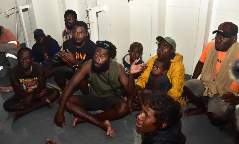 Kapal RS TNI AL Evakuasi 11 Warga PNG yang Terapung di Laut Pasifik